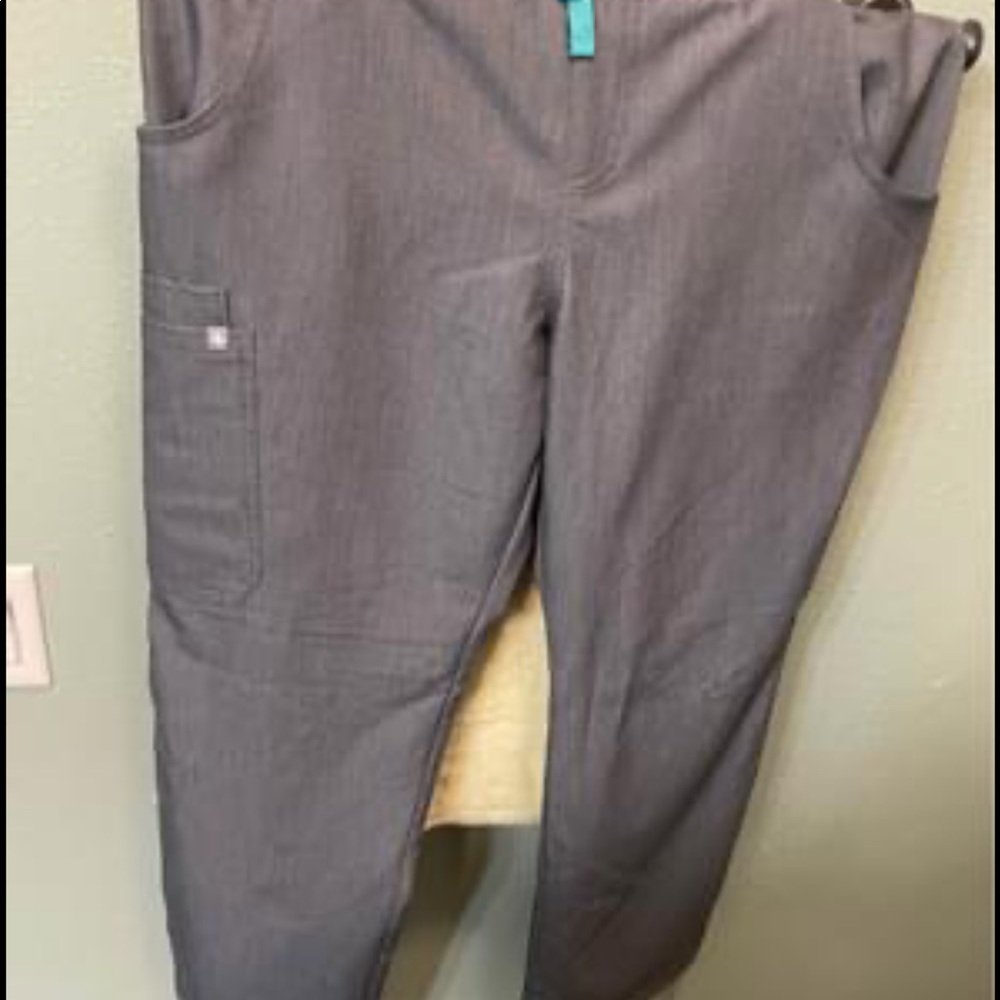 Women’s grey figs scrub set. Like new condition.